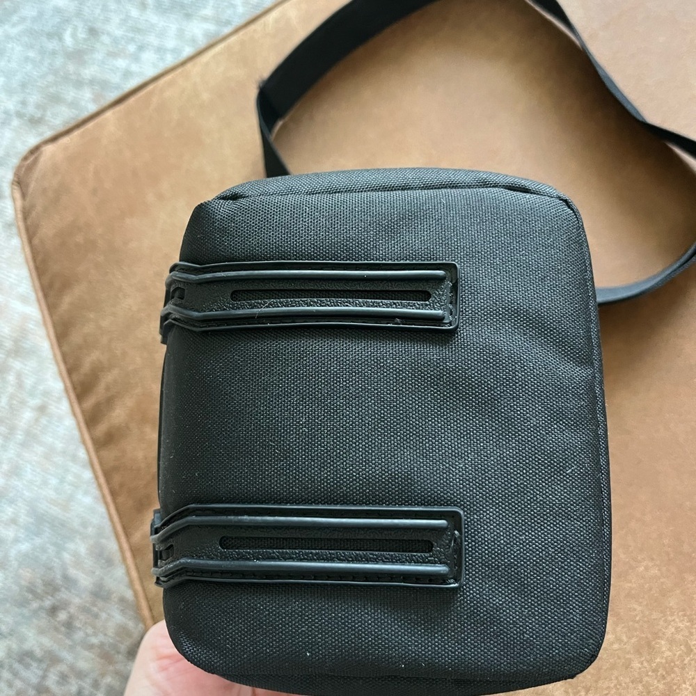 Lowepro Adventura SH 120 III 3L zippered camera bag in black - Picture 3 of 10